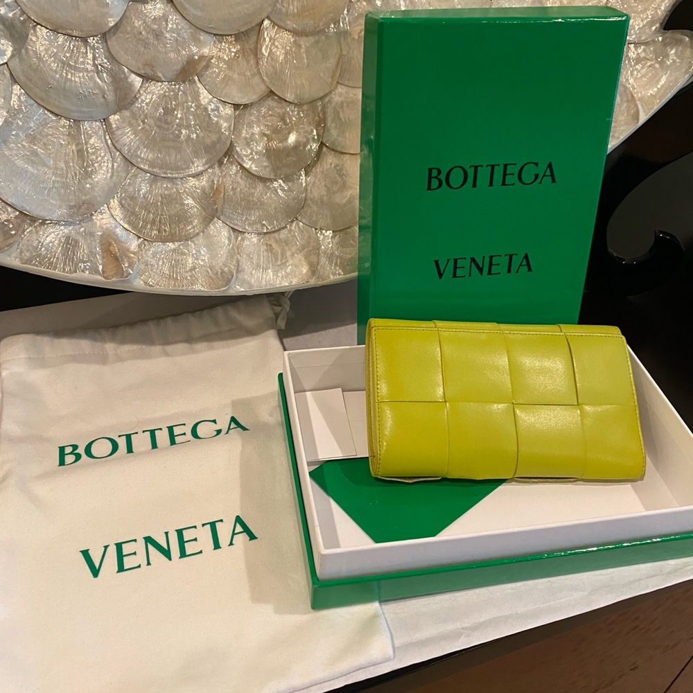 Bottega Veneta Light Green Maxi Intreccio Wallet